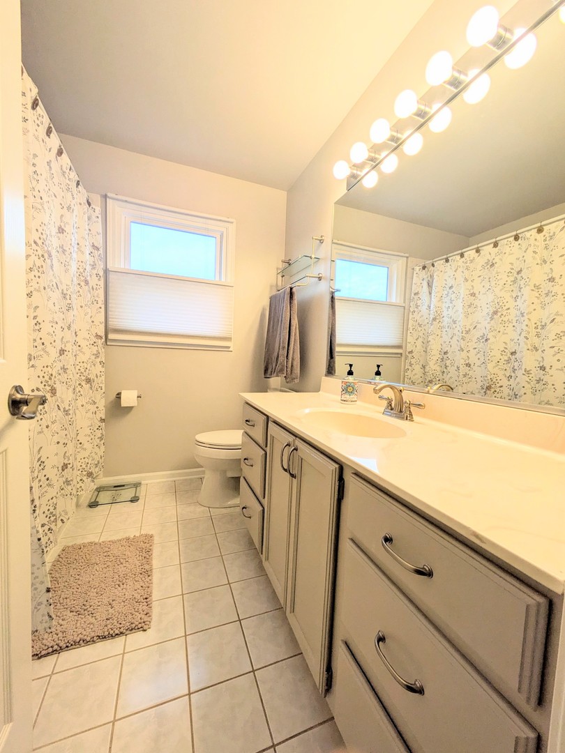 905 Thornwood Court, St. Charles, IL 60174