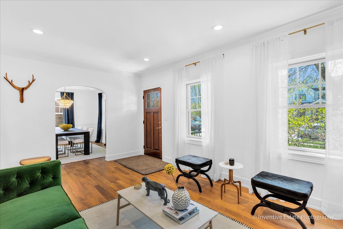 305 N Clinton Avenue, Elmhurst, IL 60126