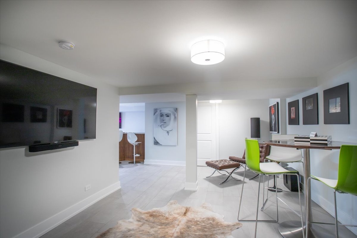 305 N Clinton Avenue, Elmhurst, IL 60126