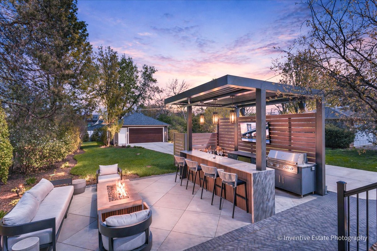 305 N Clinton Avenue, Elmhurst, IL 60126