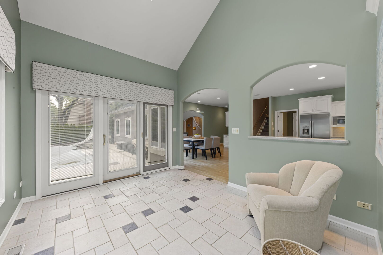 2S370 Canterbury Court, Glen Ellyn, IL 60137