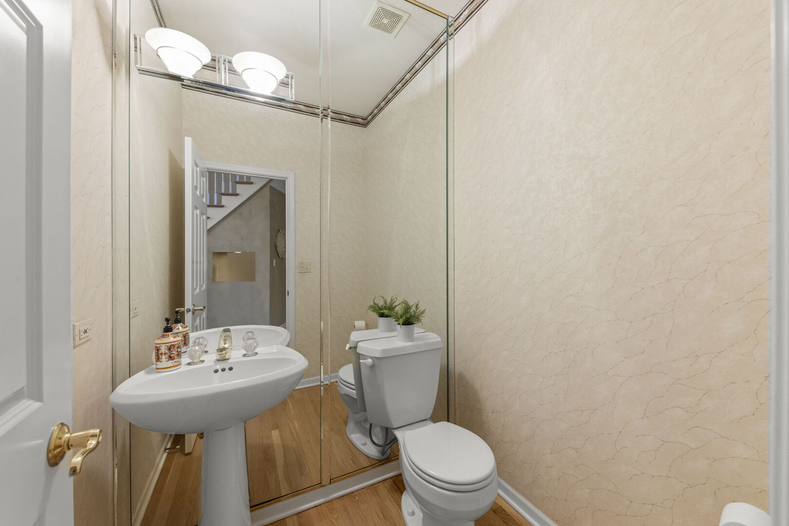 2S370 Canterbury Court, Glen Ellyn, IL 60137