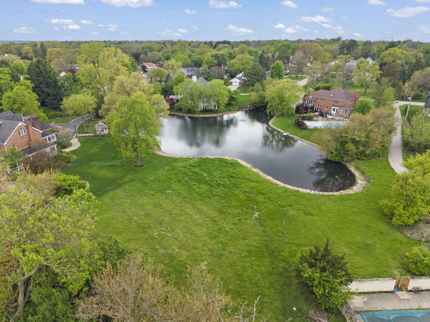 2S370 Canterbury Court, Glen Ellyn, IL 60137