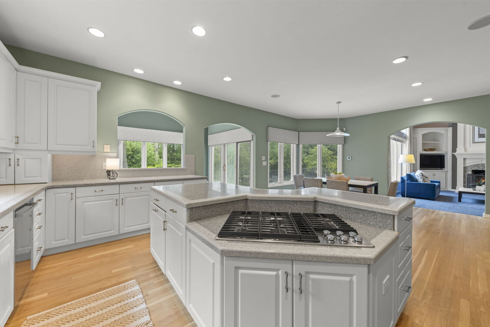 2S370 Canterbury Court, Glen Ellyn, IL 60137