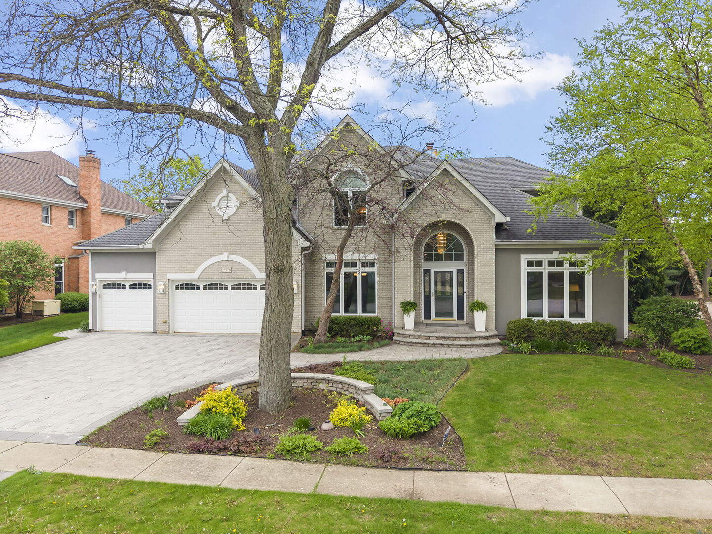 2S370 Canterbury Court, Glen Ellyn, IL 60137