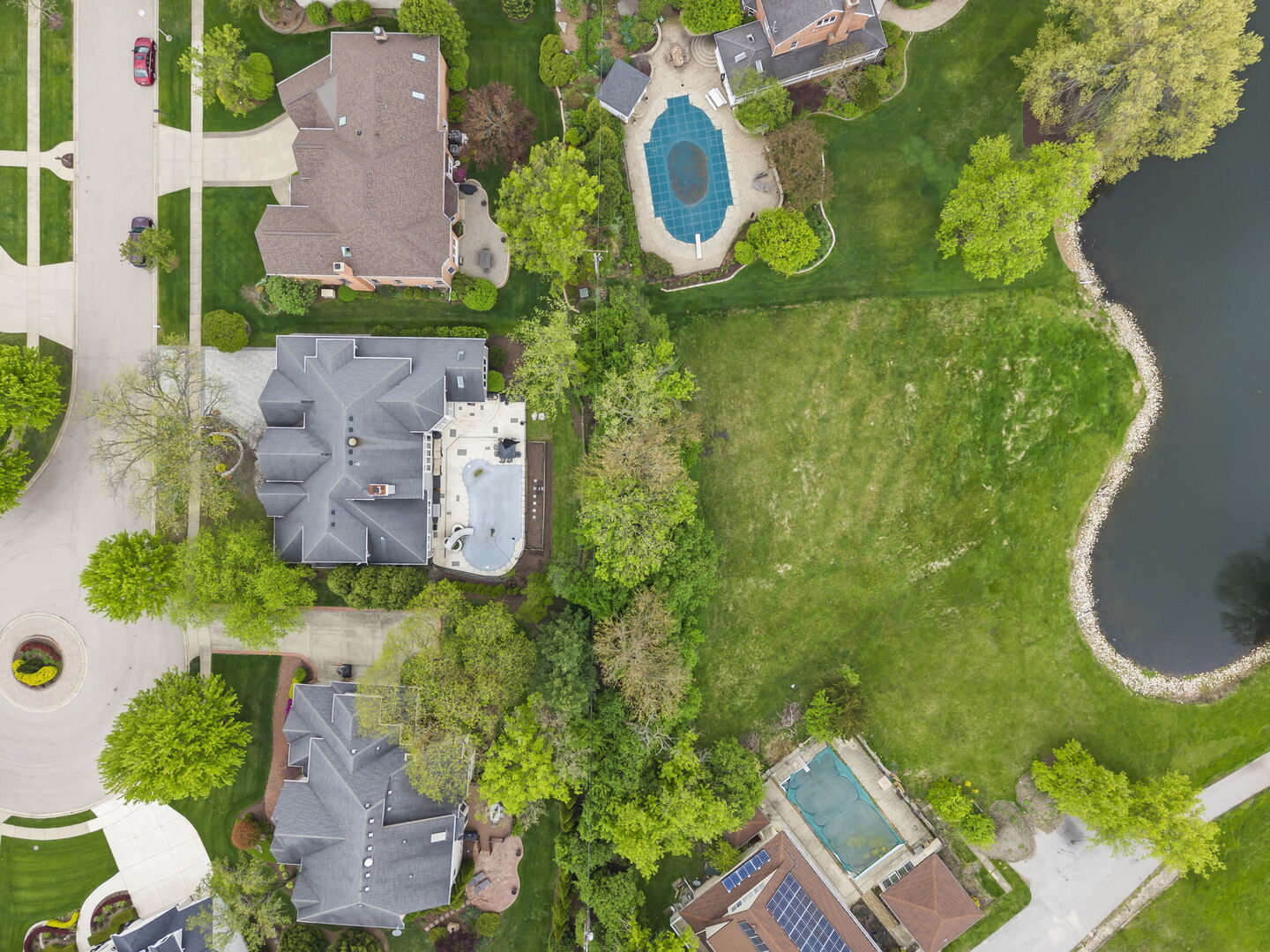 2S370 Canterbury Court, Glen Ellyn, IL 60137