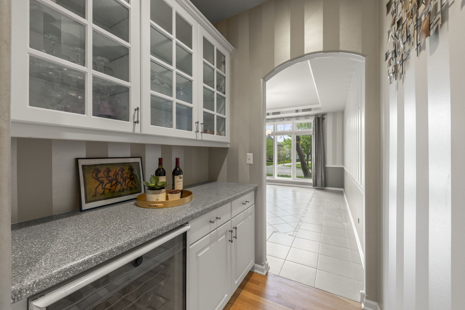 2S370 Canterbury Court, Glen Ellyn, IL 60137