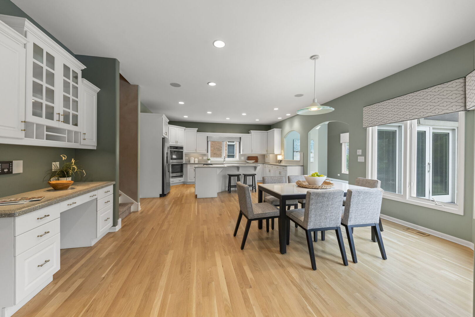 2S370 Canterbury Court, Glen Ellyn, IL 60137