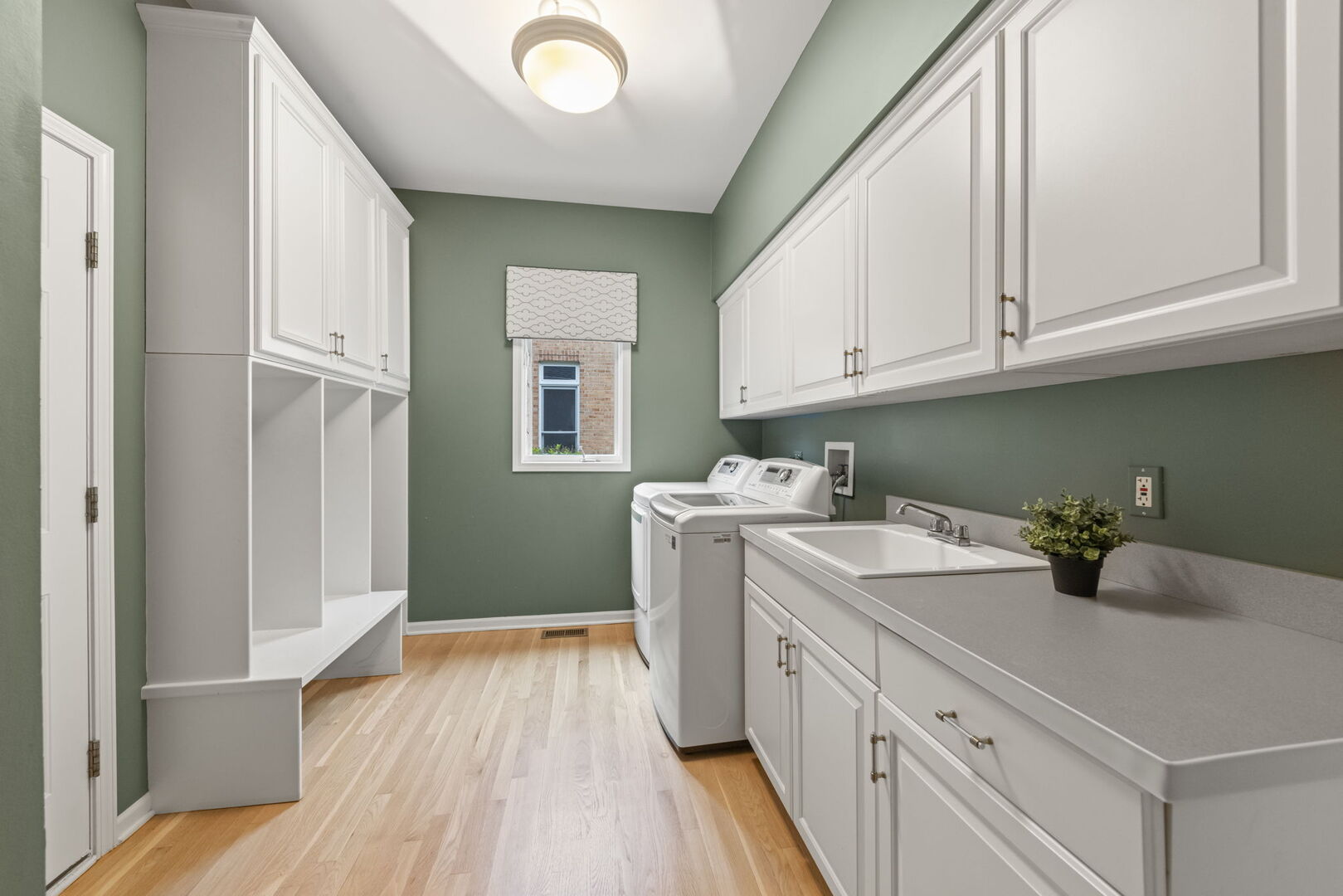 2S370 Canterbury Court, Glen Ellyn, IL 60137