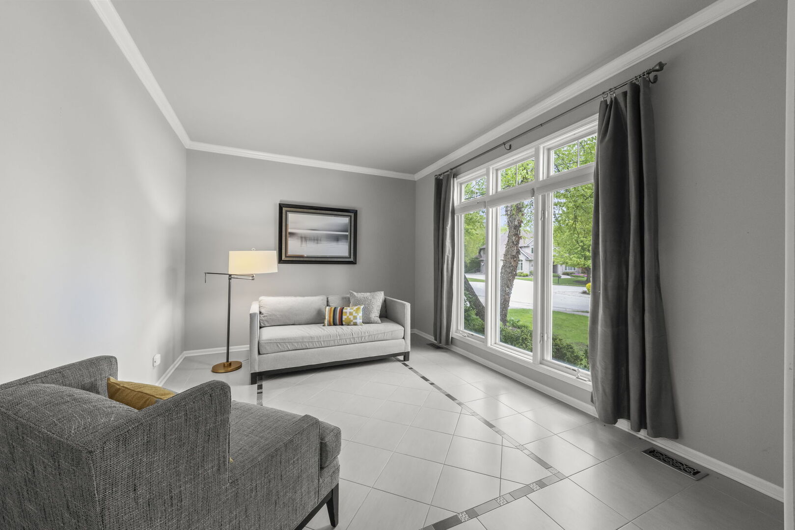 2S370 Canterbury Court, Glen Ellyn, IL 60137