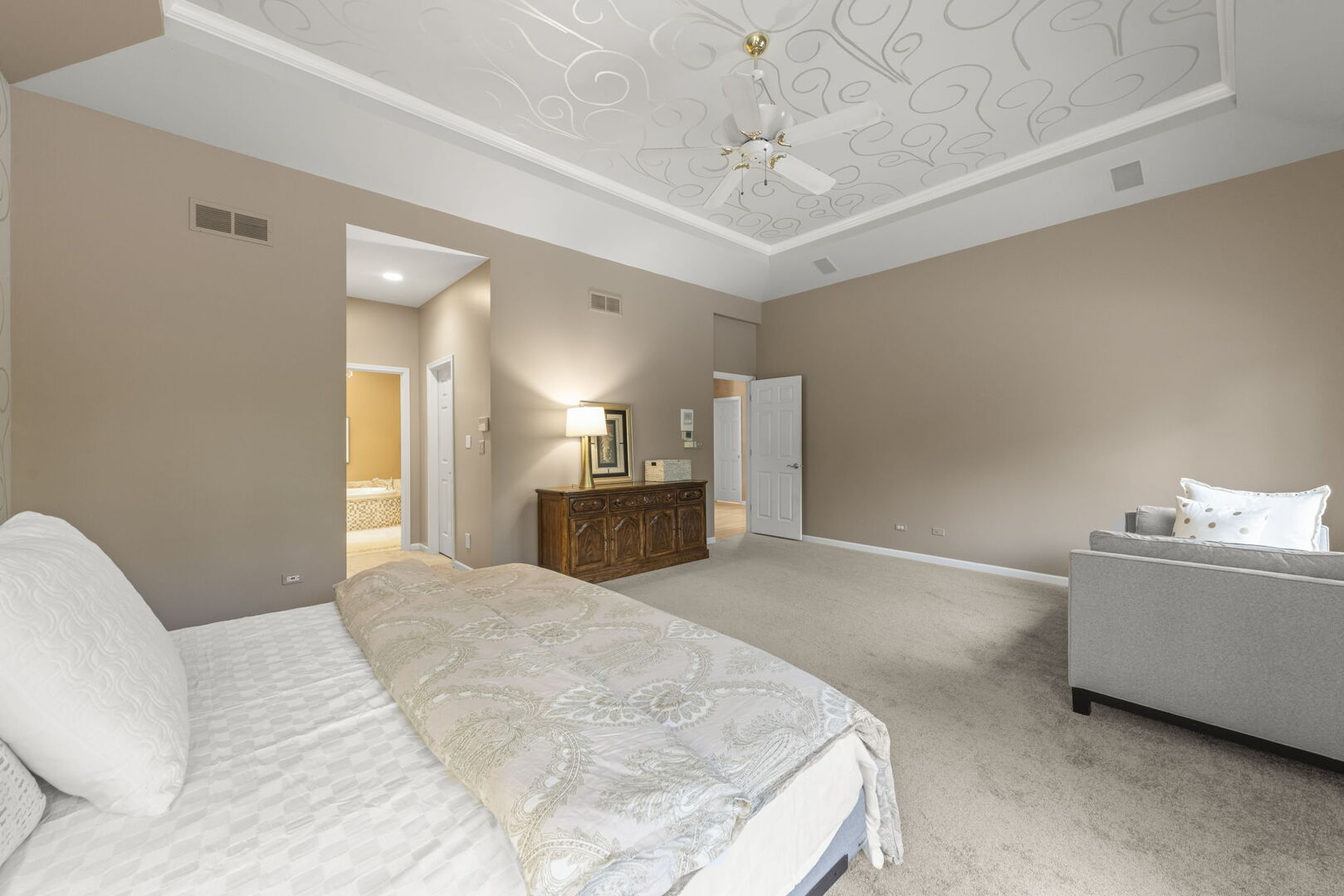 2S370 Canterbury Court, Glen Ellyn, IL 60137