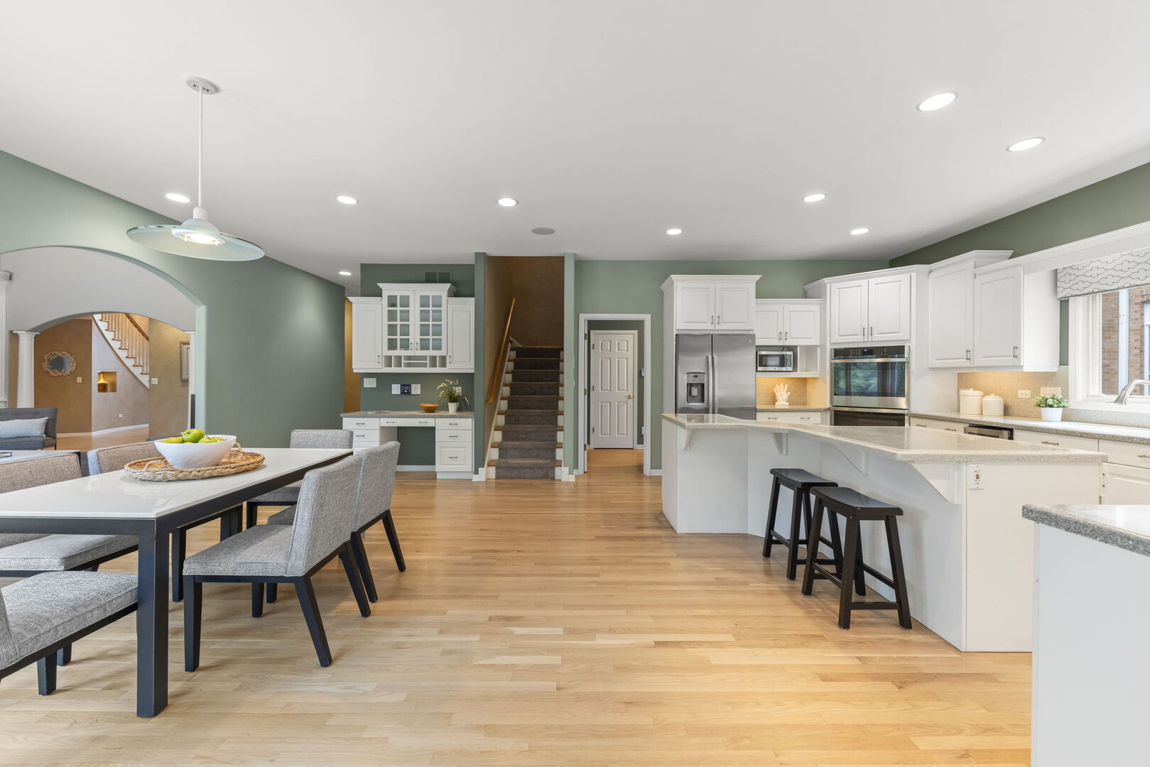 2S370 Canterbury Court, Glen Ellyn, IL 60137