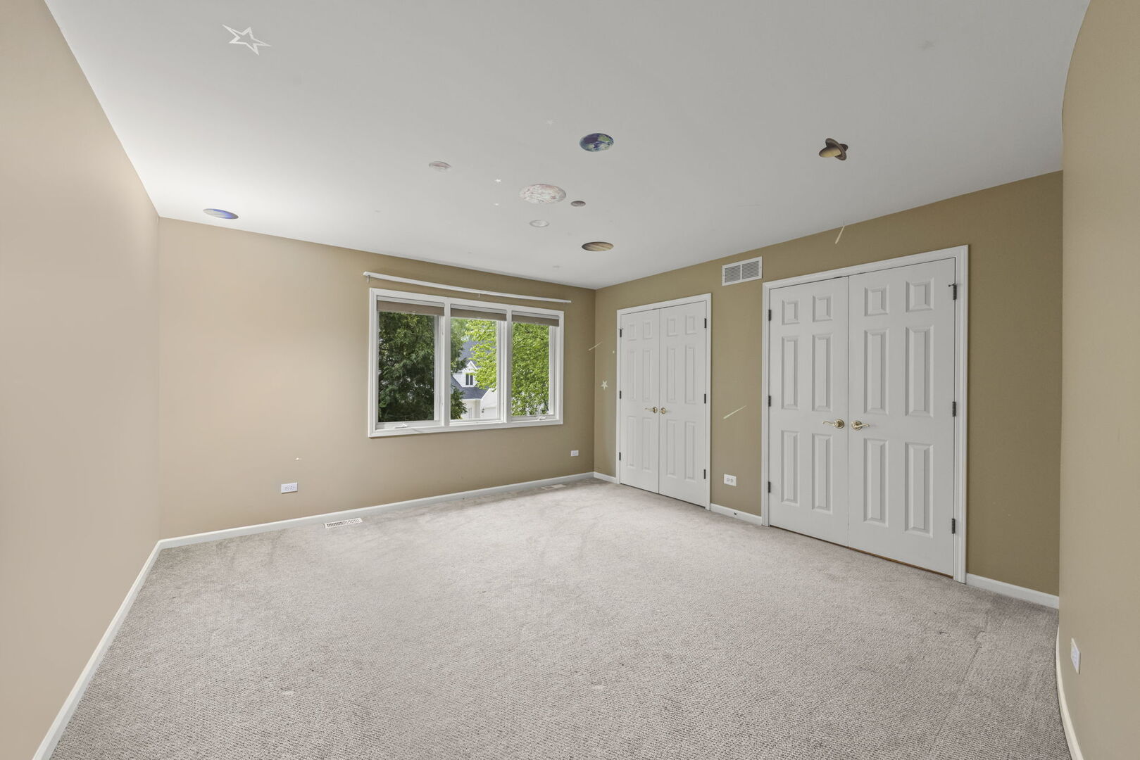 2S370 Canterbury Court, Glen Ellyn, IL 60137