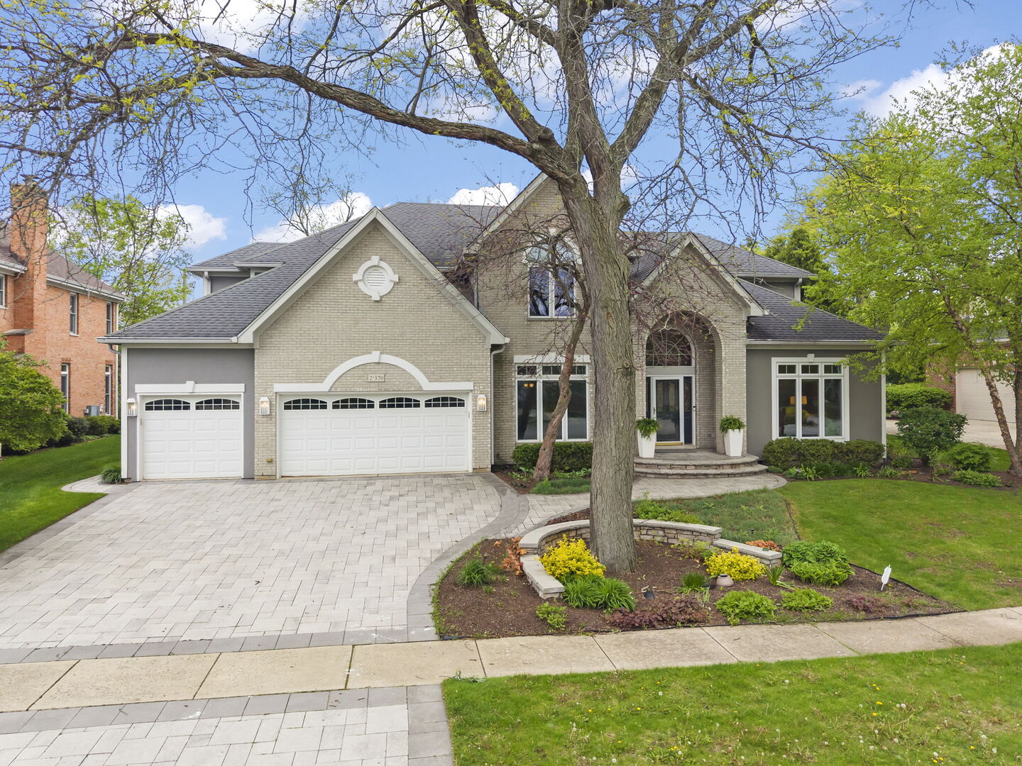 2S370 Canterbury Court, Glen Ellyn, IL 60137