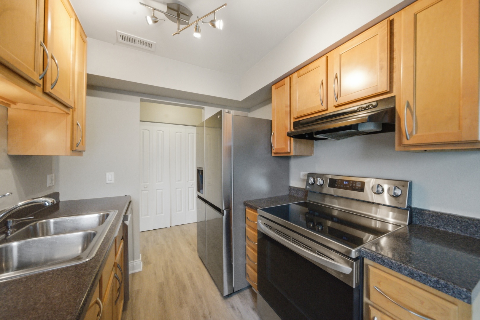 900 Perrie Drive #204, Elk Grove Village, IL 60007