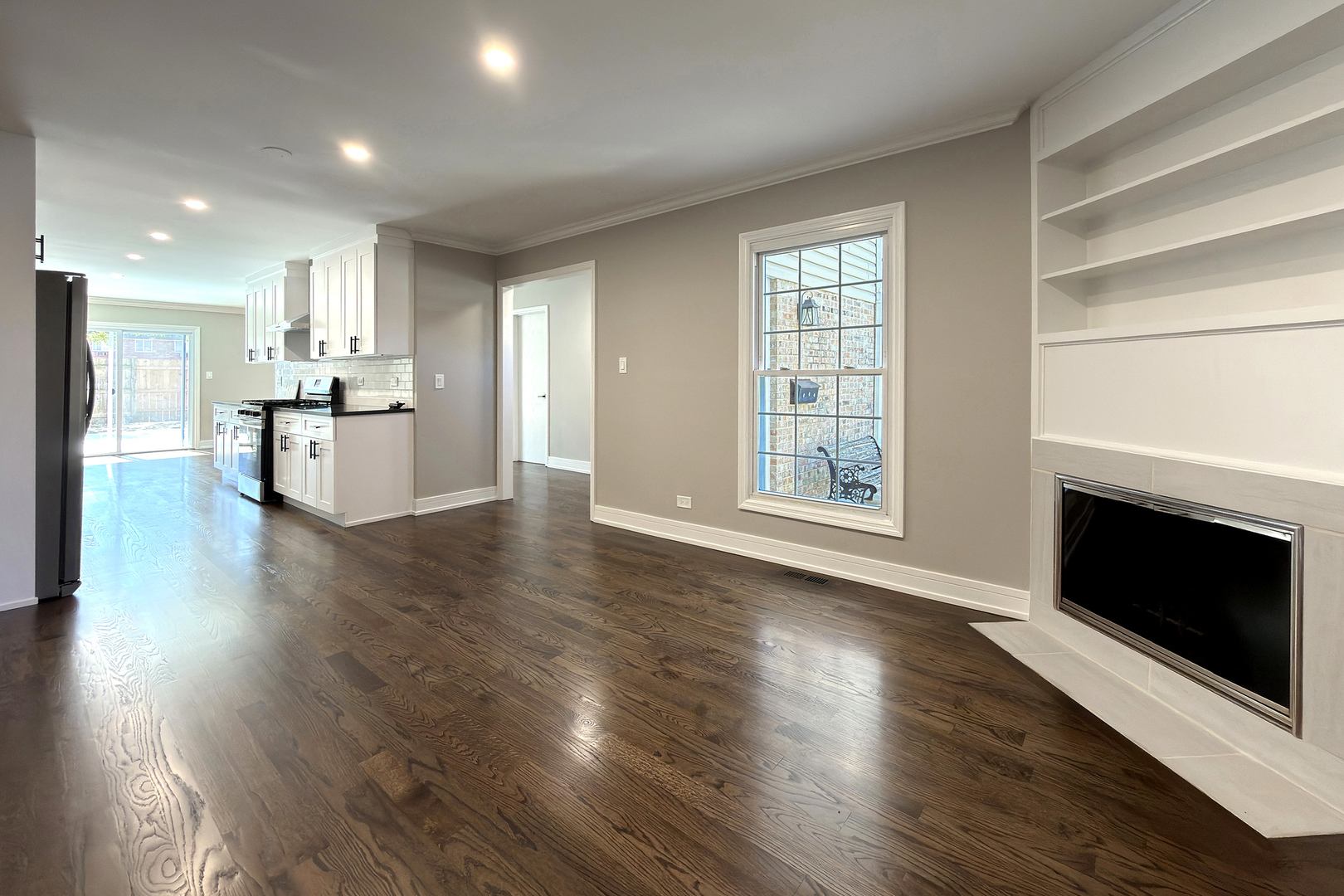 823 Banyan Drive, Elk Grove Village, IL 60007