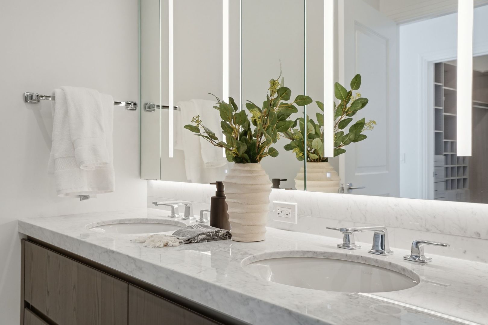 363 E Wacker Drive #6905, Chicago, IL 60601