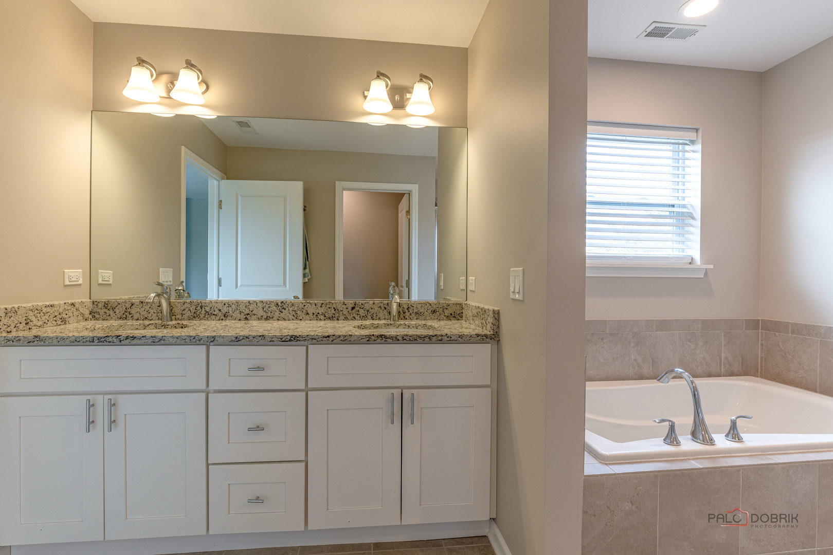 2390 N Newberry Lane, Palatine, IL 60074