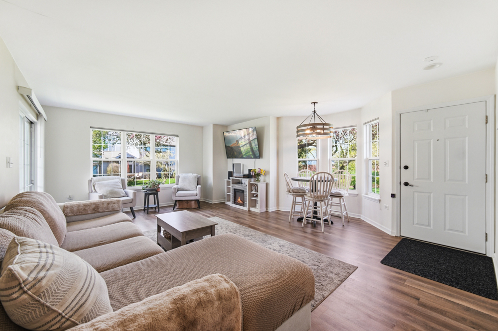 1650 Grove Avenue #A, Schaumburg, IL 60193