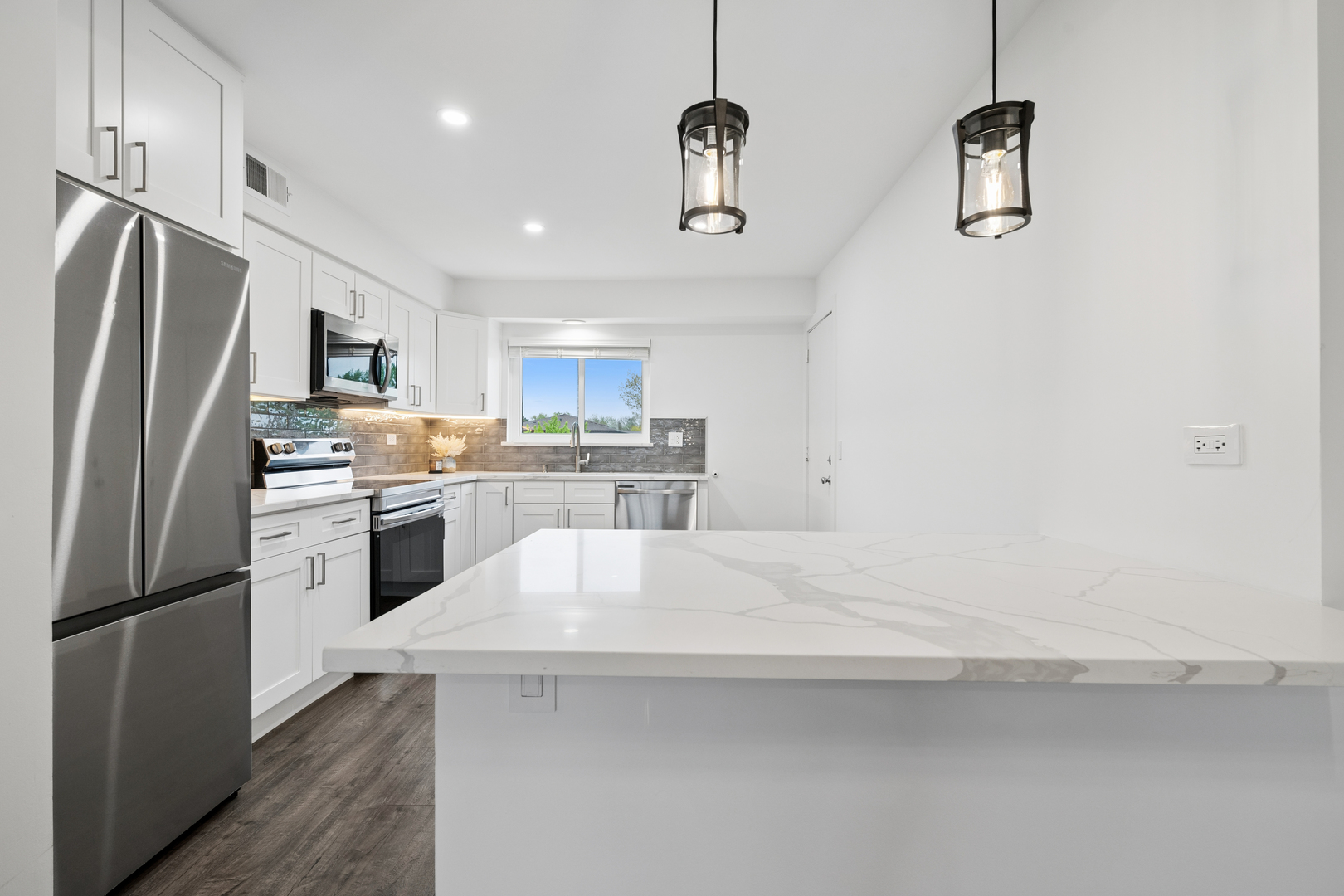 408 Kensington Road #E, Mount Prospect, IL 60056