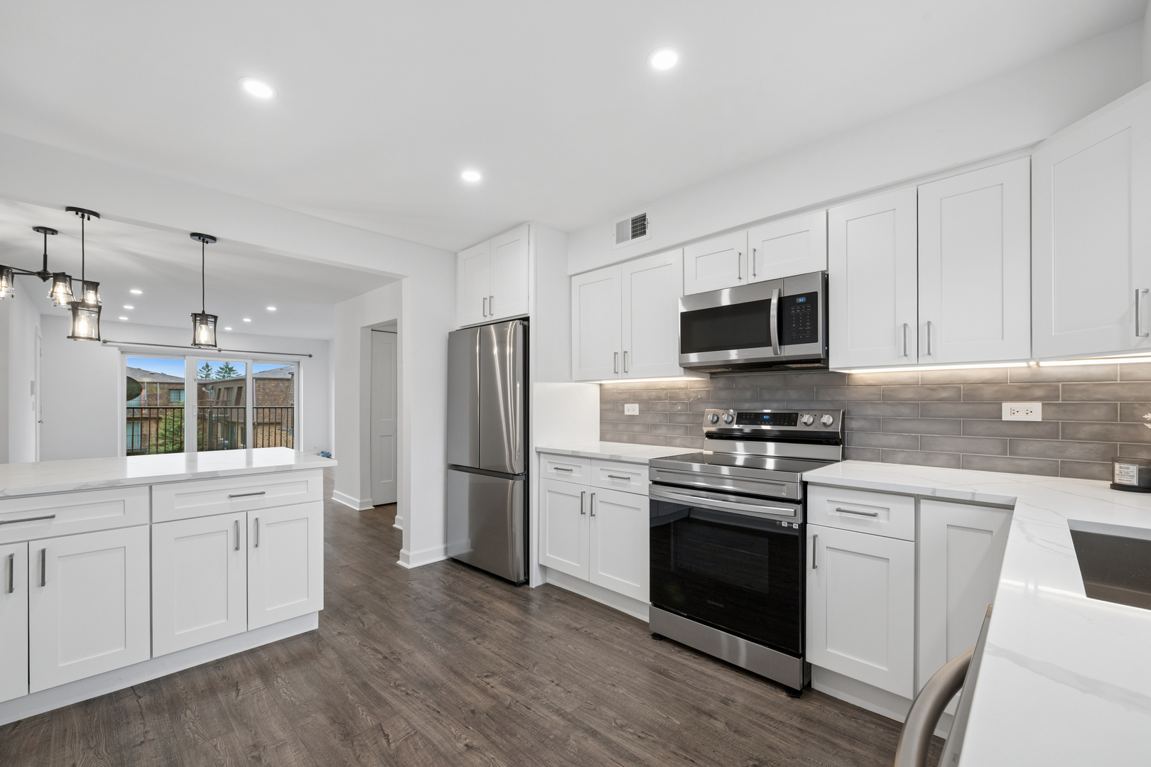 408 Kensington Road #E, Mount Prospect, IL 60056