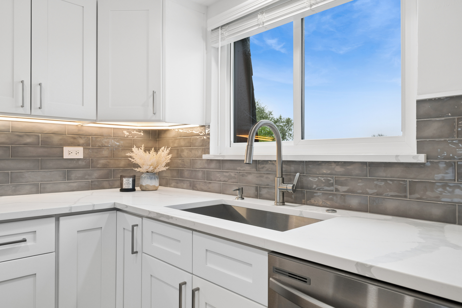 408 Kensington Road #E, Mount Prospect, IL 60056
