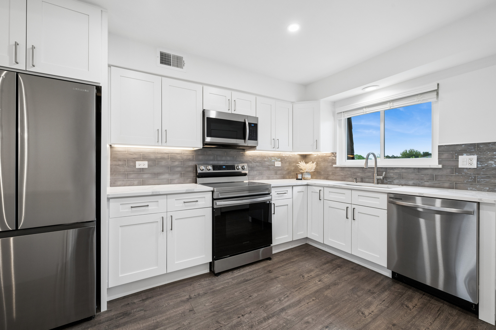 408 Kensington Road #E, Mount Prospect, IL 60056