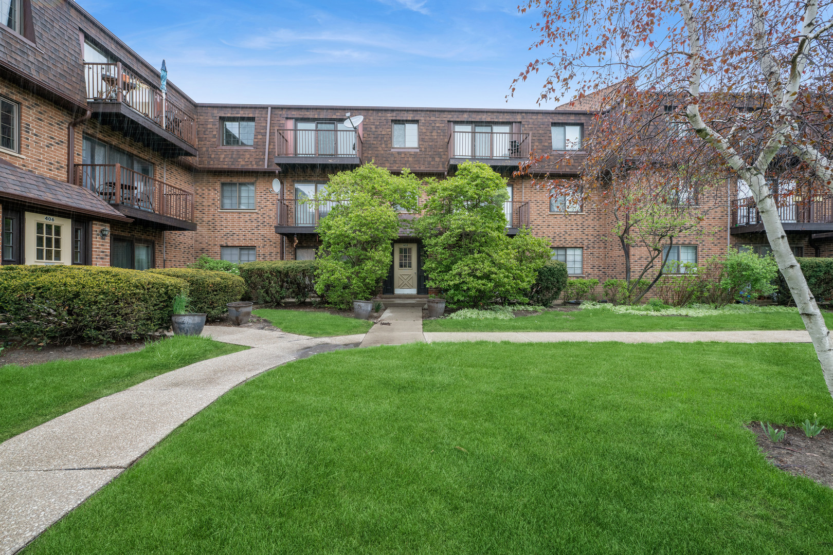 408 Kensington Road #E, Mount Prospect, IL 60056