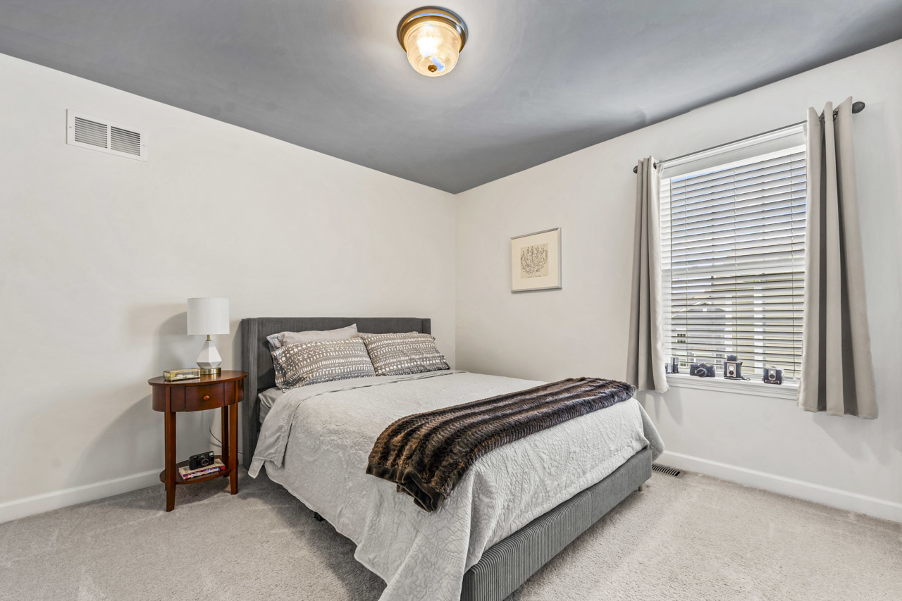 1251 W Thomas Road, Wheaton, IL 60187