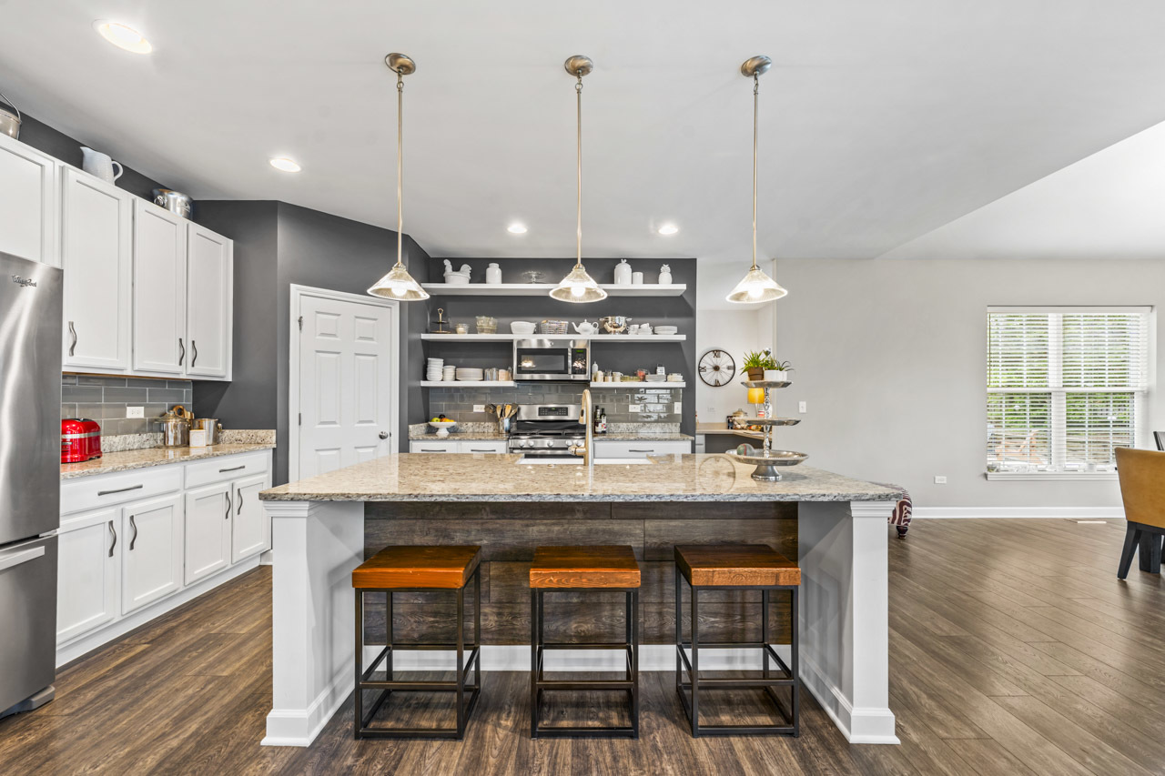 1251 W Thomas Road, Wheaton, IL 60187