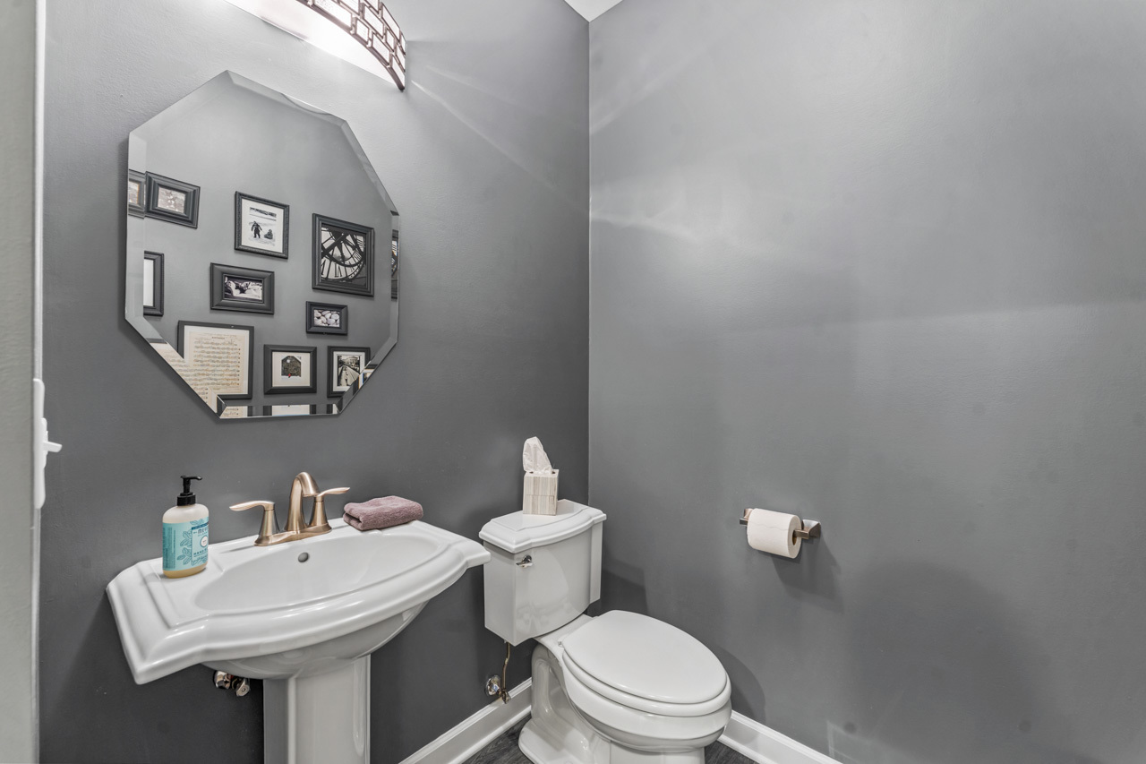 1251 W Thomas Road, Wheaton, IL 60187