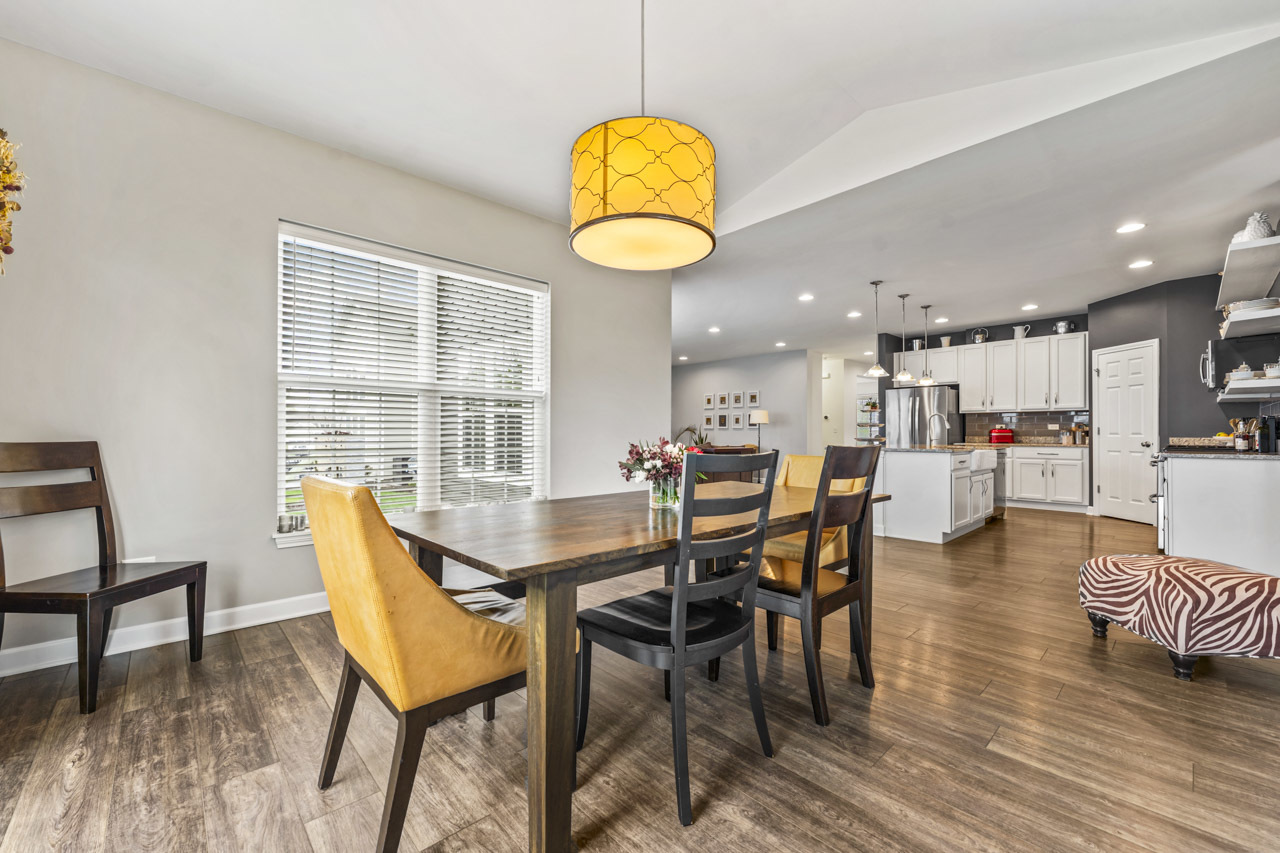 1251 W Thomas Road, Wheaton, IL 60187