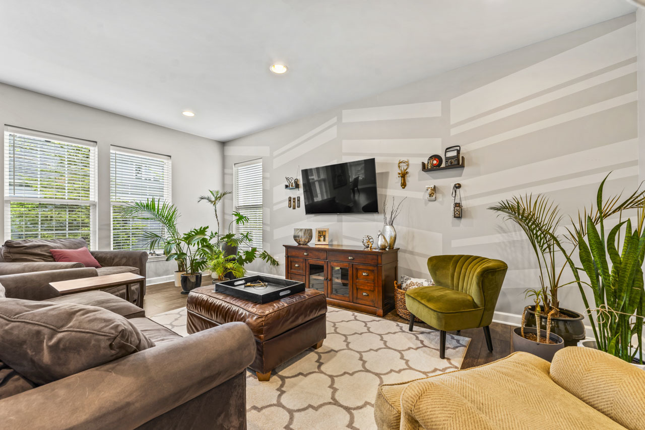 1251 W Thomas Road, Wheaton, IL 60187