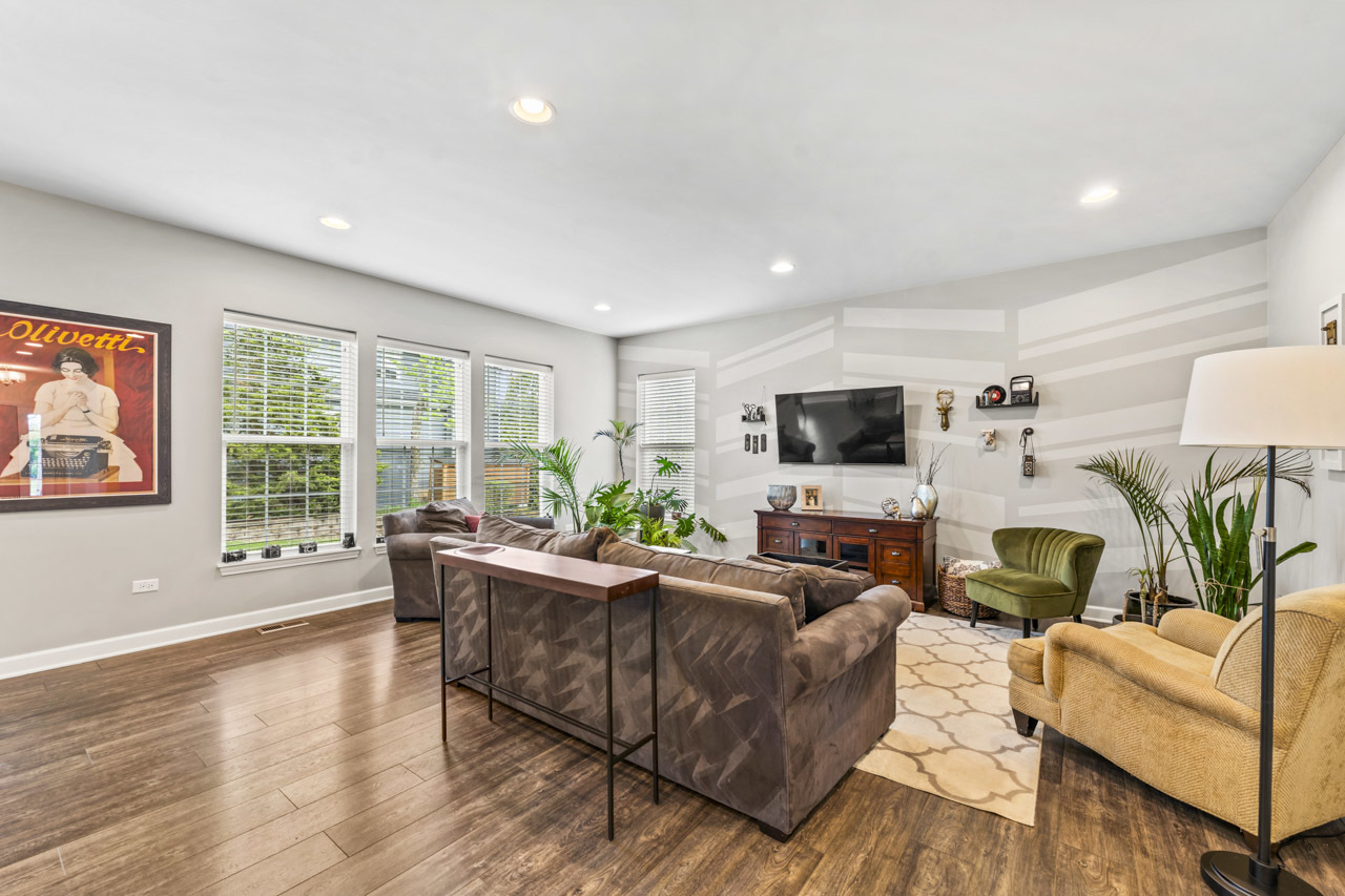 1251 W Thomas Road, Wheaton, IL 60187