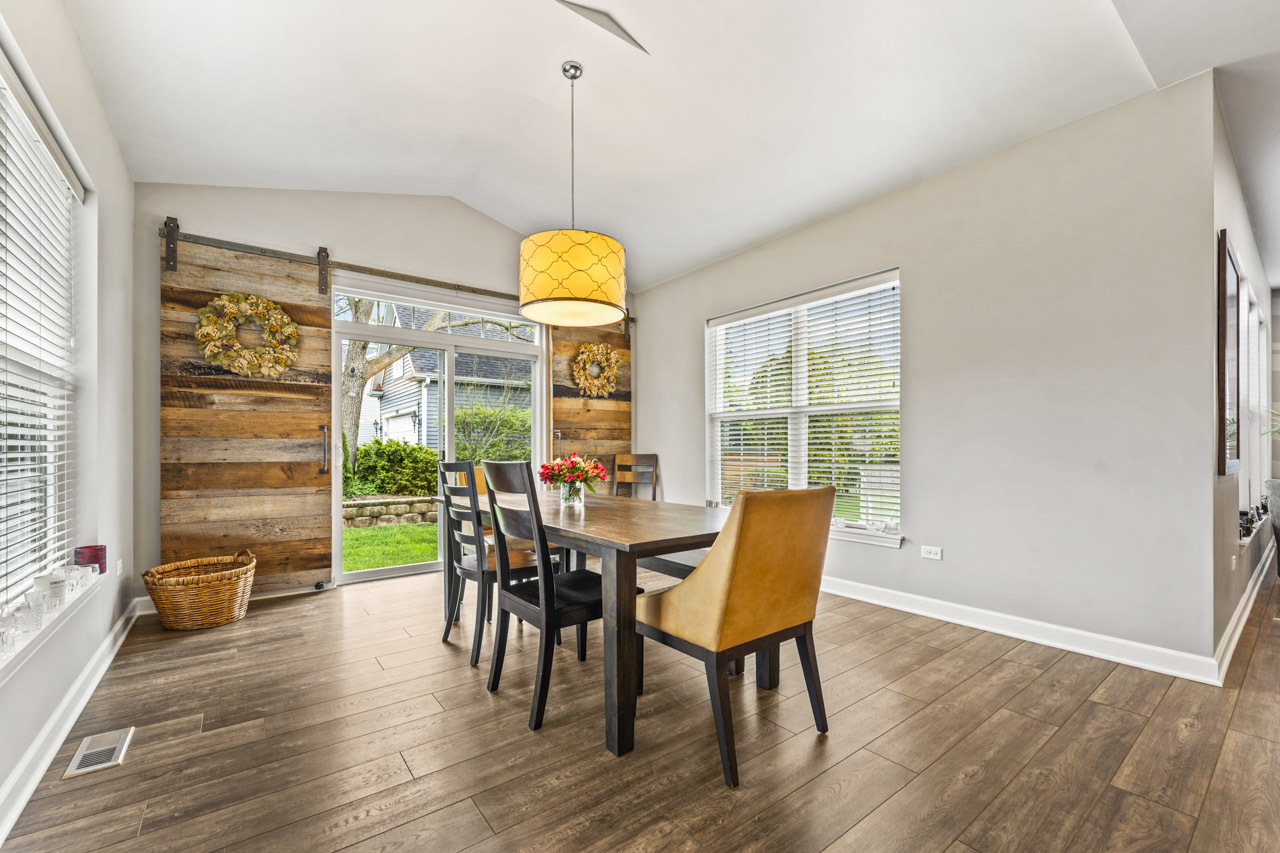 1251 W Thomas Road, Wheaton, IL 60187