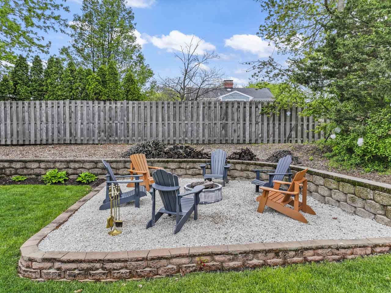 1251 W Thomas Road, Wheaton, IL 60187