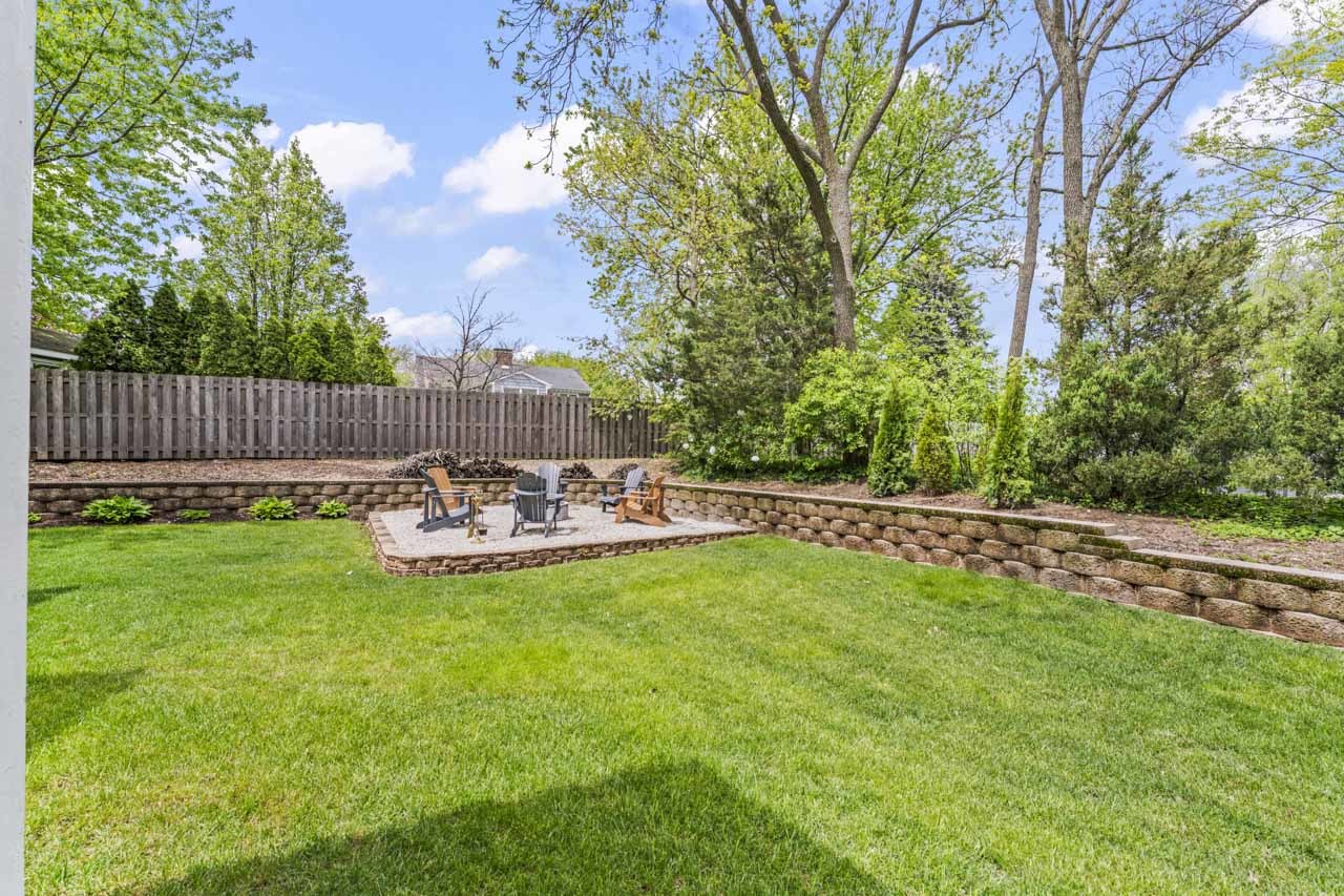 1251 W Thomas Road, Wheaton, IL 60187