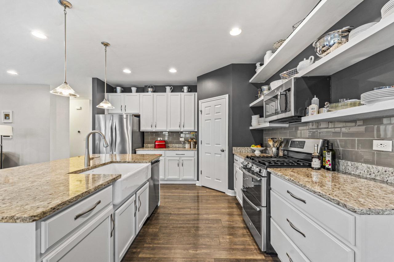 1251 W Thomas Road, Wheaton, IL 60187