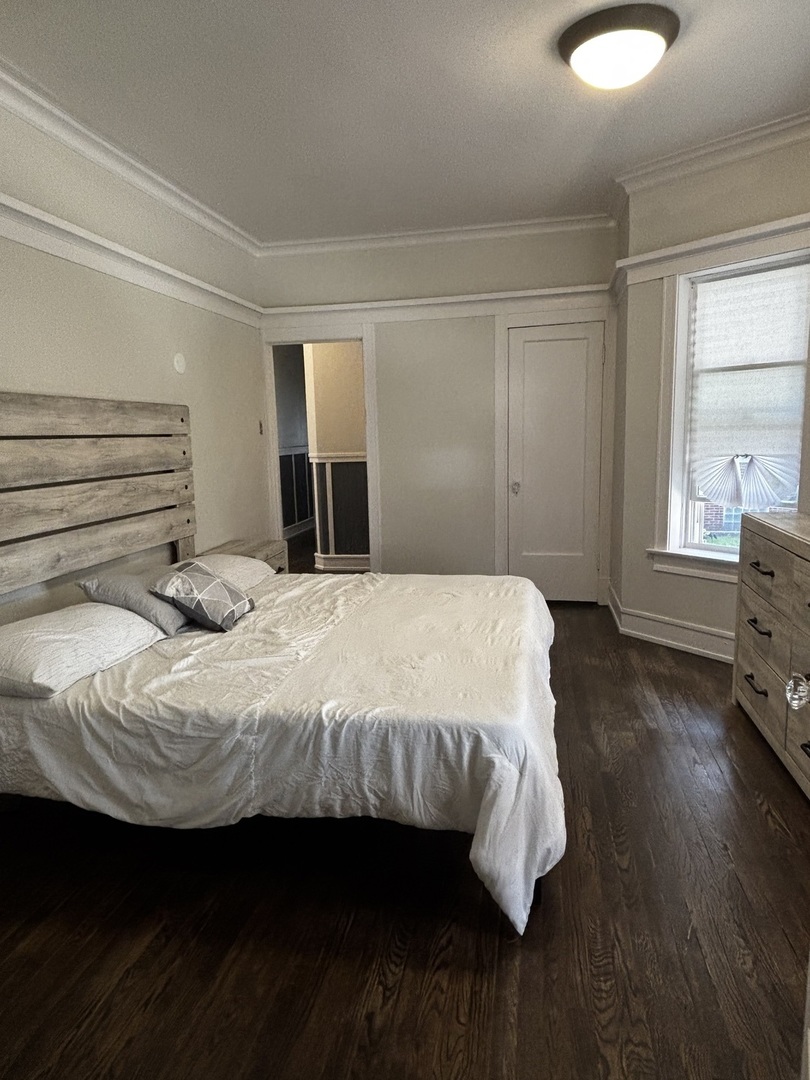 7518 S Ridgeland Avenue, Chicago, IL 60649