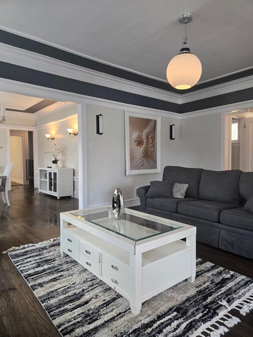 7518 S Ridgeland Avenue, Chicago, IL 60649