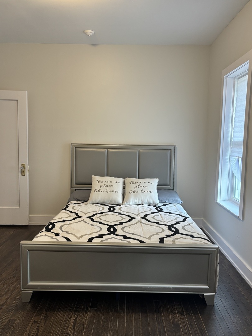 7518 S Ridgeland Avenue, Chicago, IL 60649