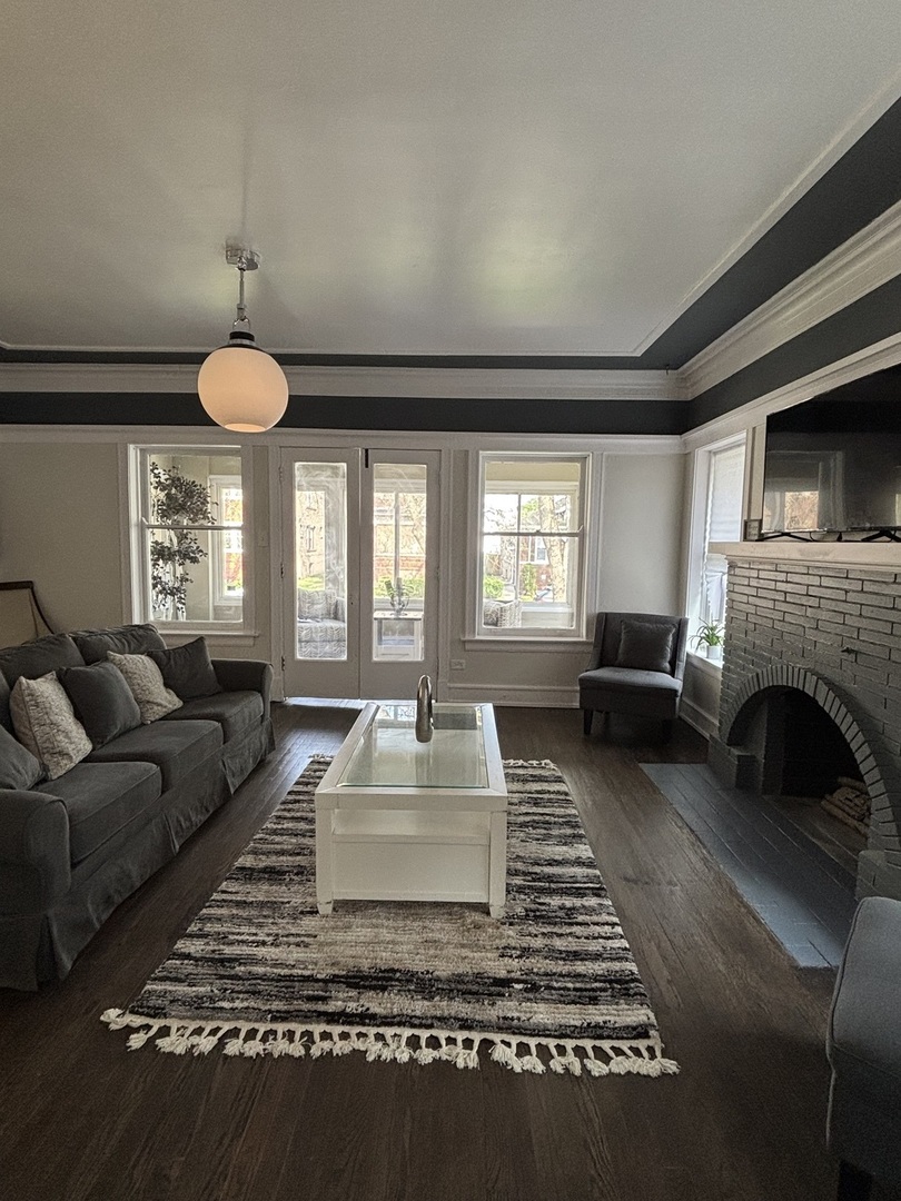 7518 S Ridgeland Avenue, Chicago, IL 60649