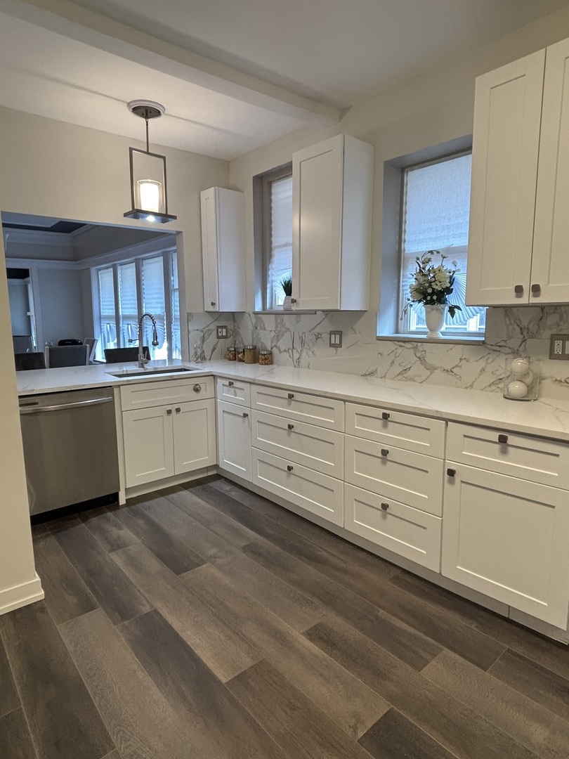 7518 S Ridgeland Avenue, Chicago, IL 60649