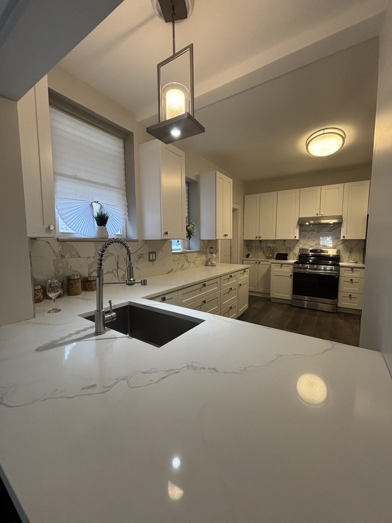 7518 S Ridgeland Avenue, Chicago, IL 60649