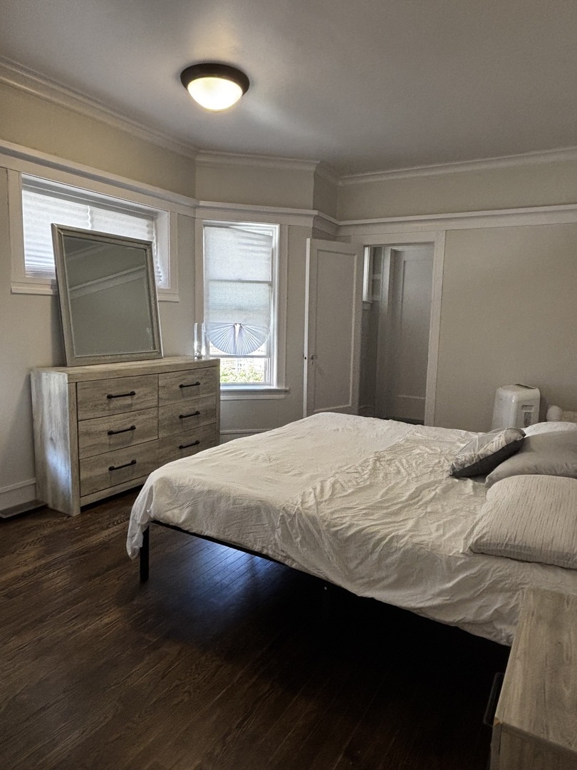 7518 S Ridgeland Avenue, Chicago, IL 60649