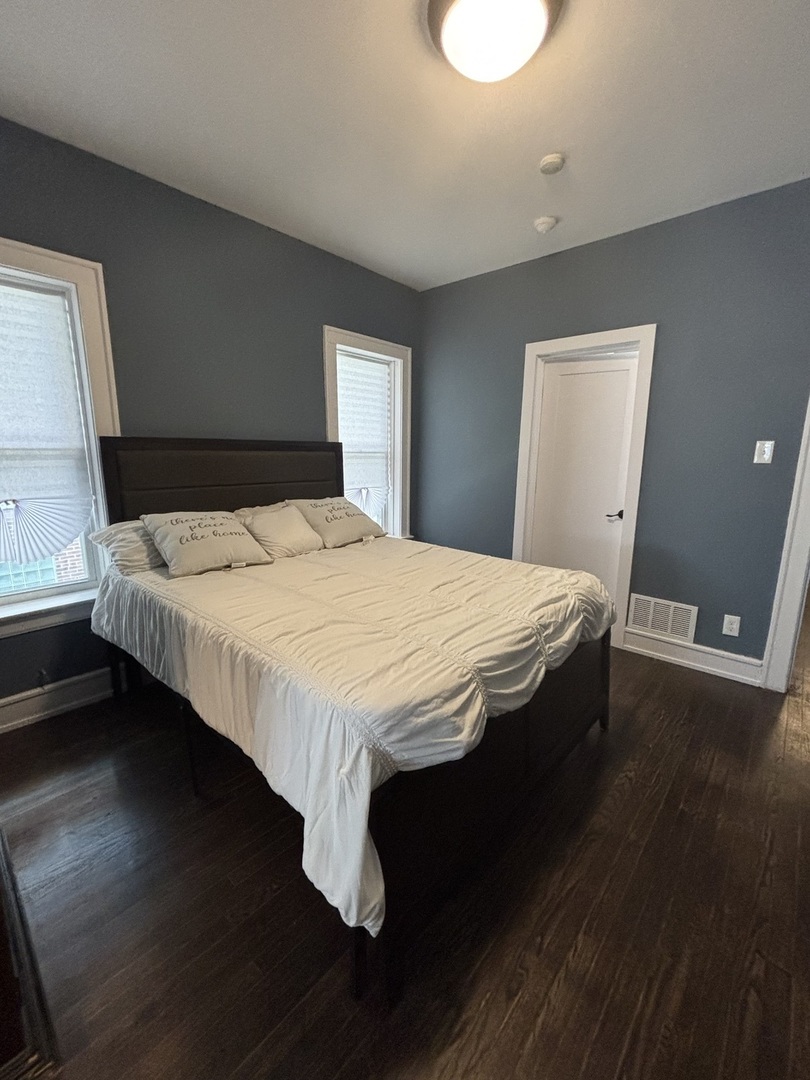 7518 S Ridgeland Avenue, Chicago, IL 60649