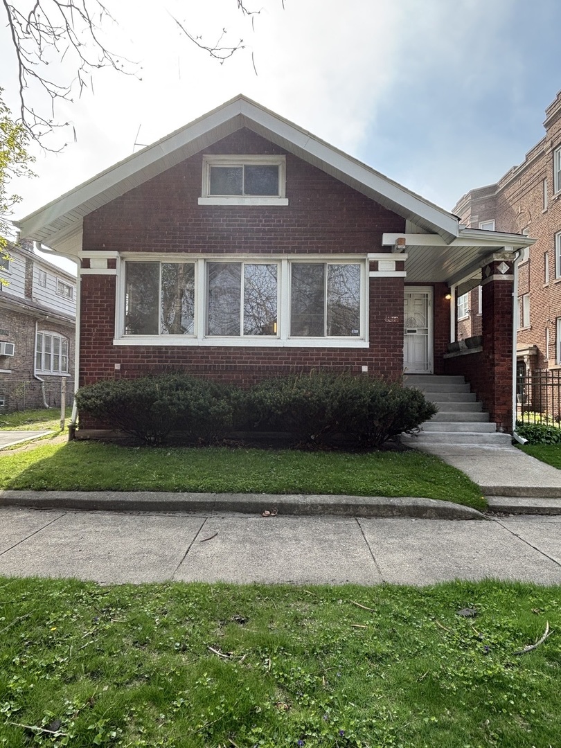 7518 S Ridgeland Avenue, Chicago, IL 60649