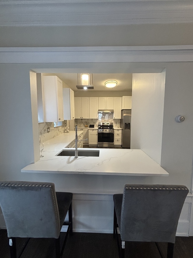 7518 S Ridgeland Avenue, Chicago, IL 60649