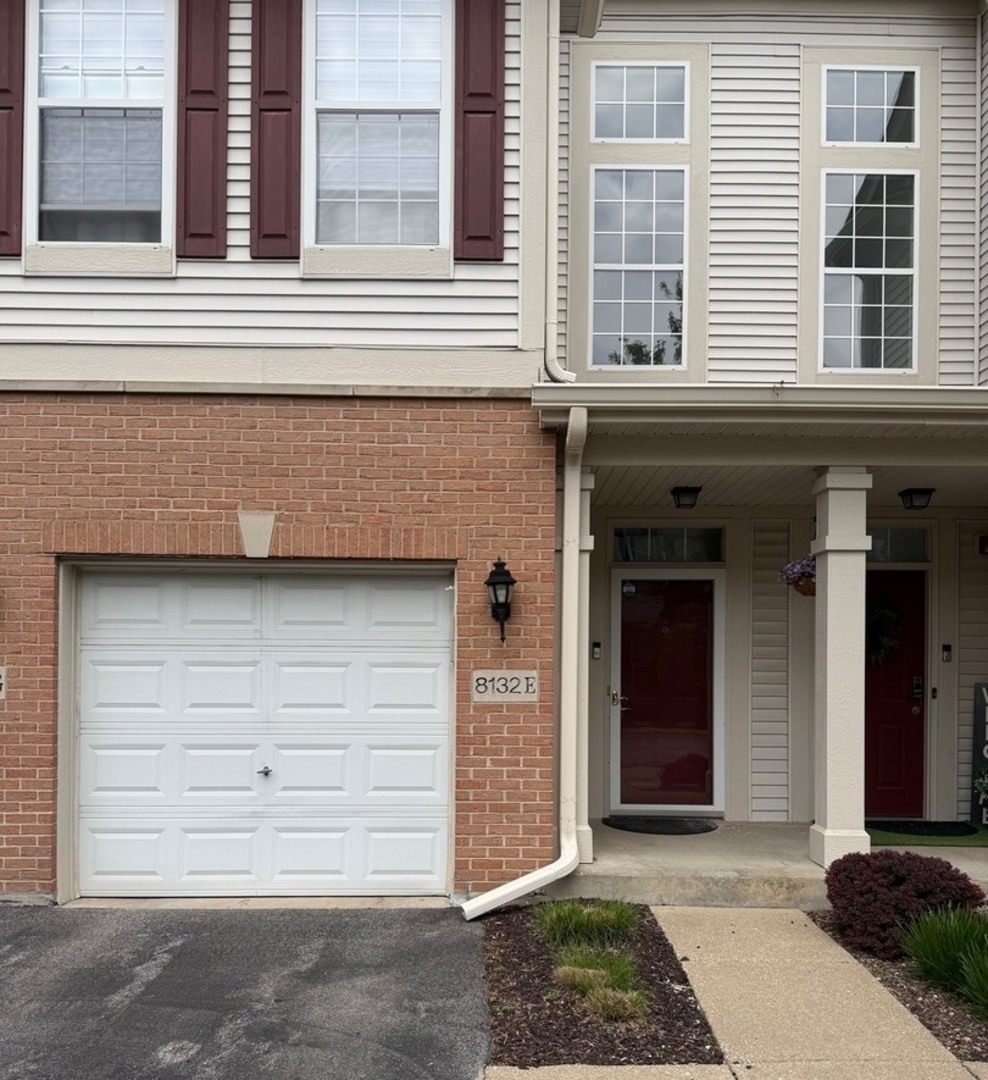 8132 Concord Lane #E, Justice, IL 60458