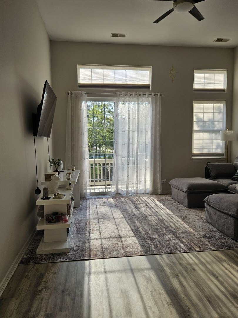 8132 Concord Lane #E, Justice, IL 60458